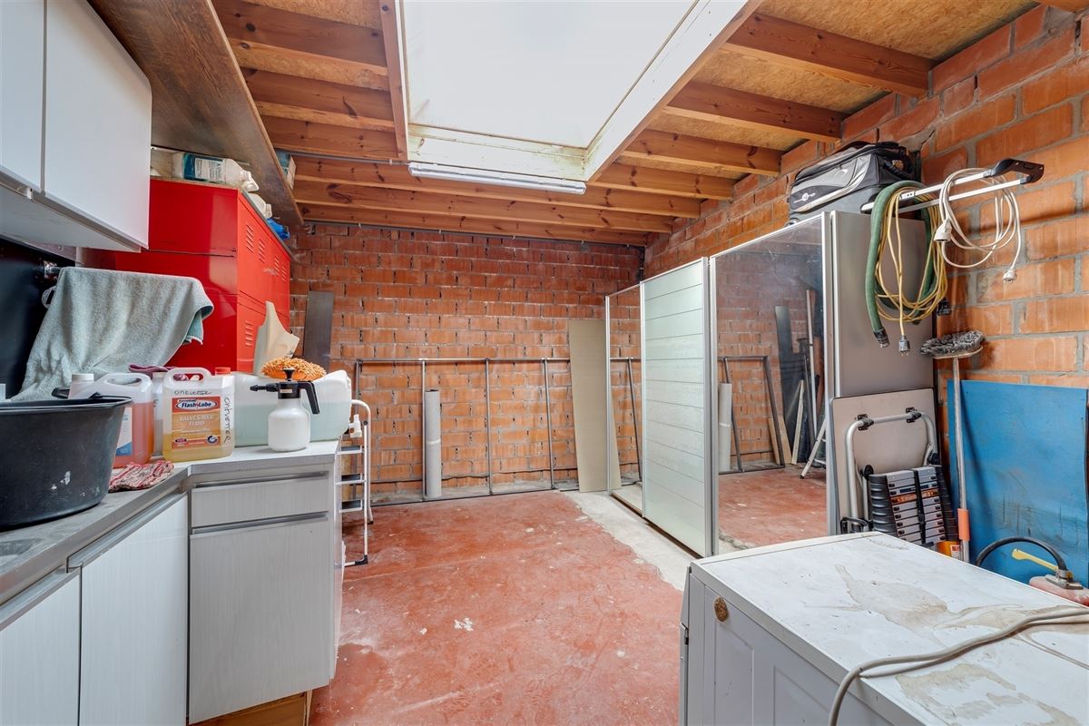 Magazijn (649m²) met woonst te koop in Wommelgem