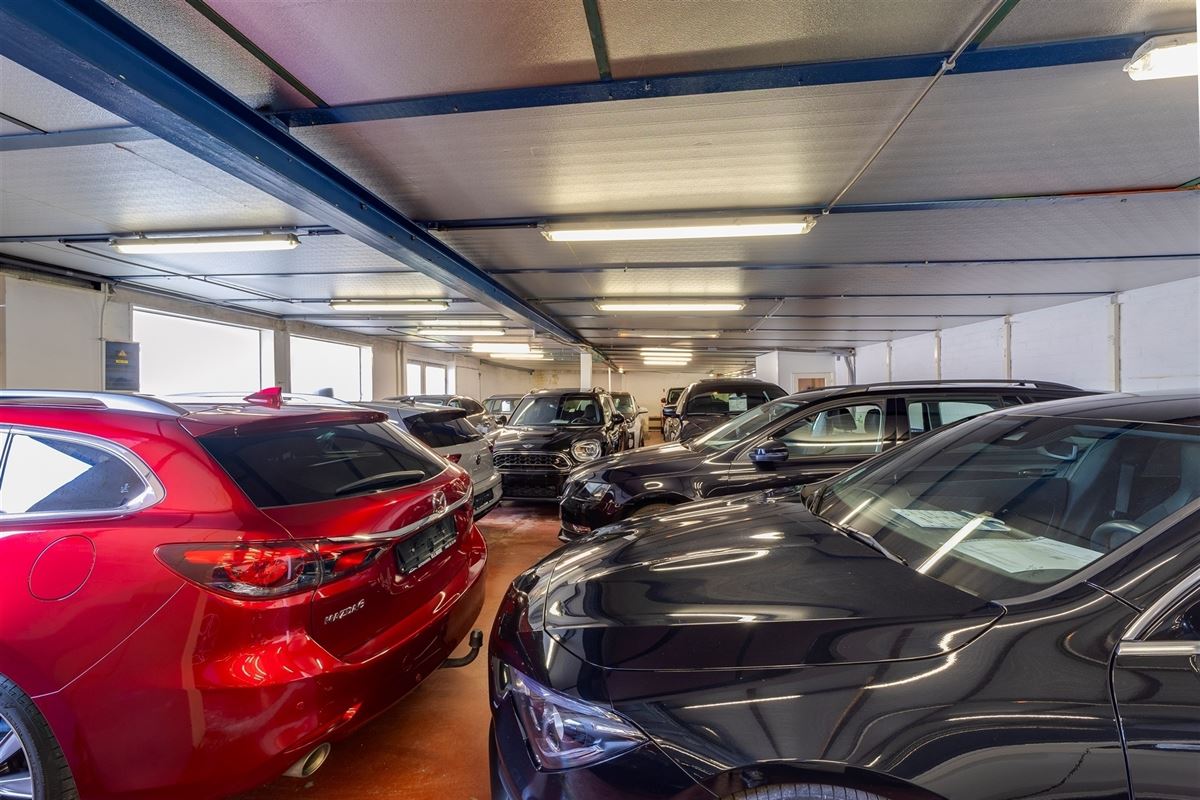 Magazijn (649m²) met woonst te koop in Wommelgem