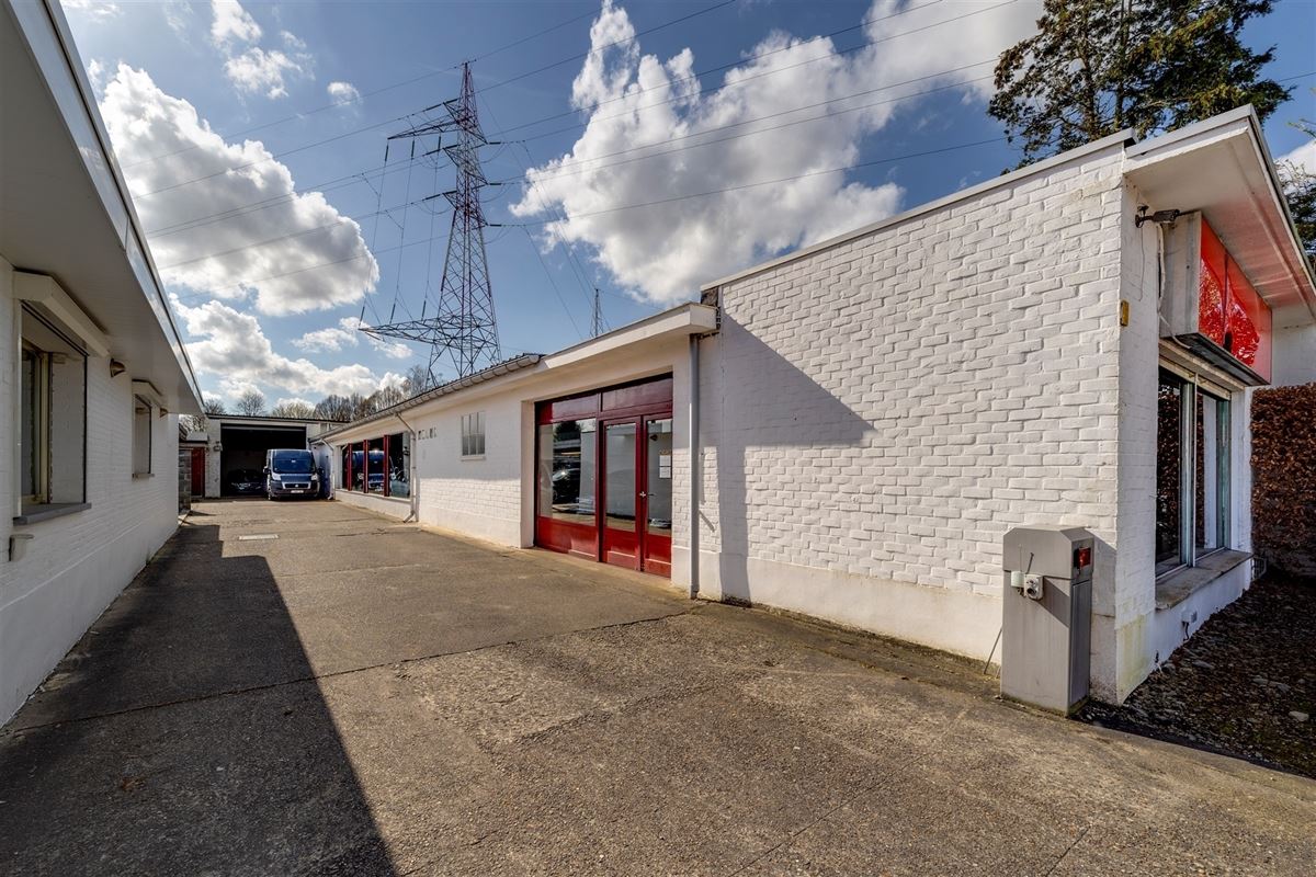 Magazijn (649m²) met woonst te koop in Wommelgem