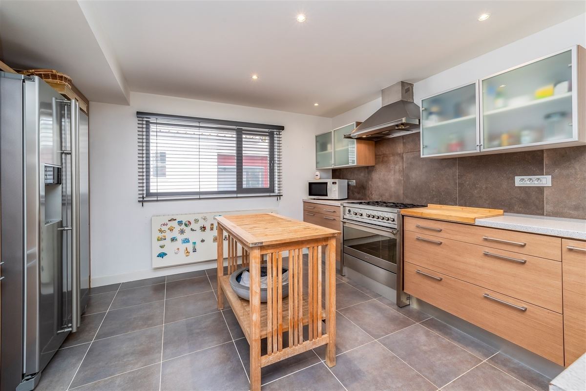 Magazijn (649m²) met woonst te koop in Wommelgem