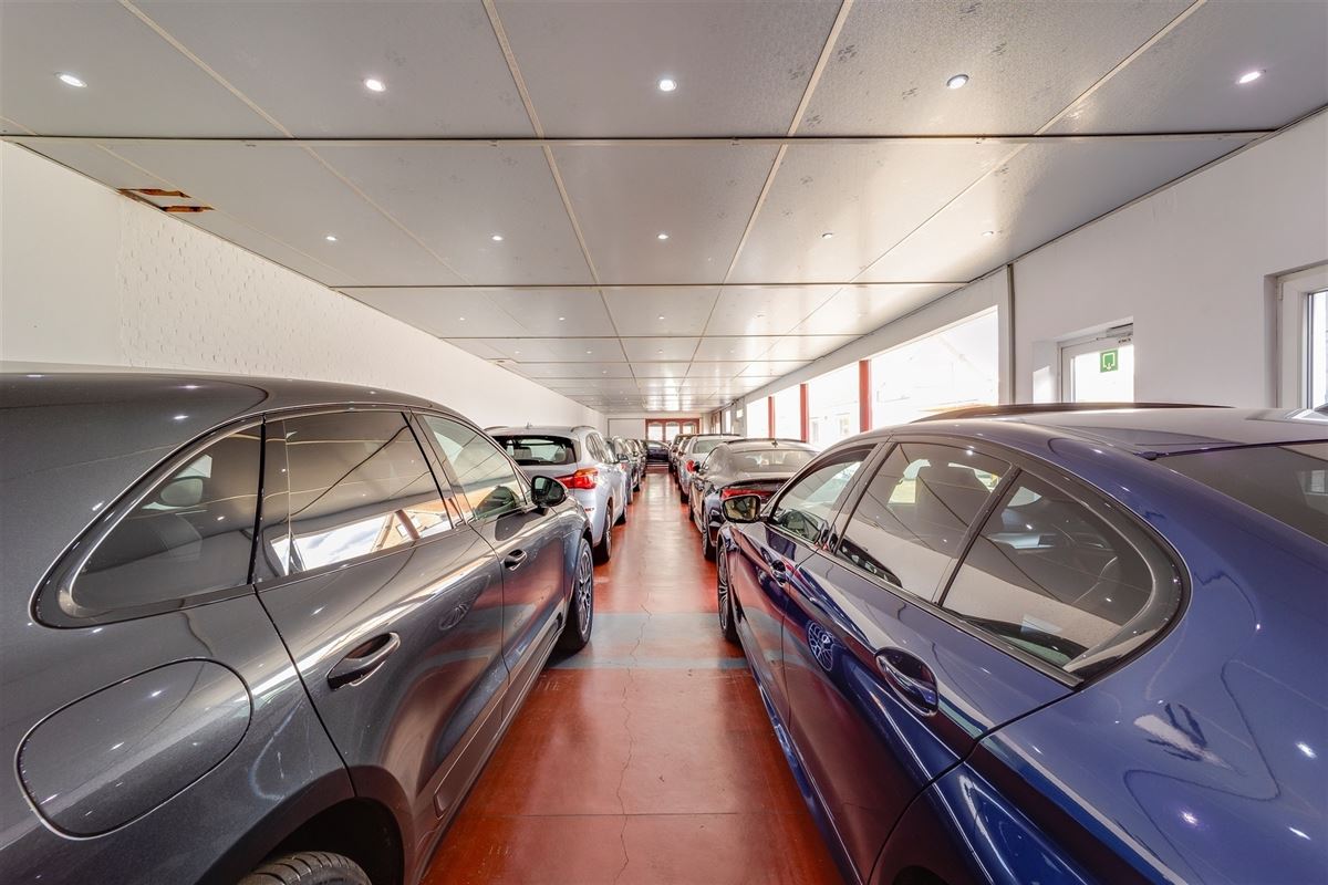 Magazijn (649m²) met woonst te koop in Wommelgem