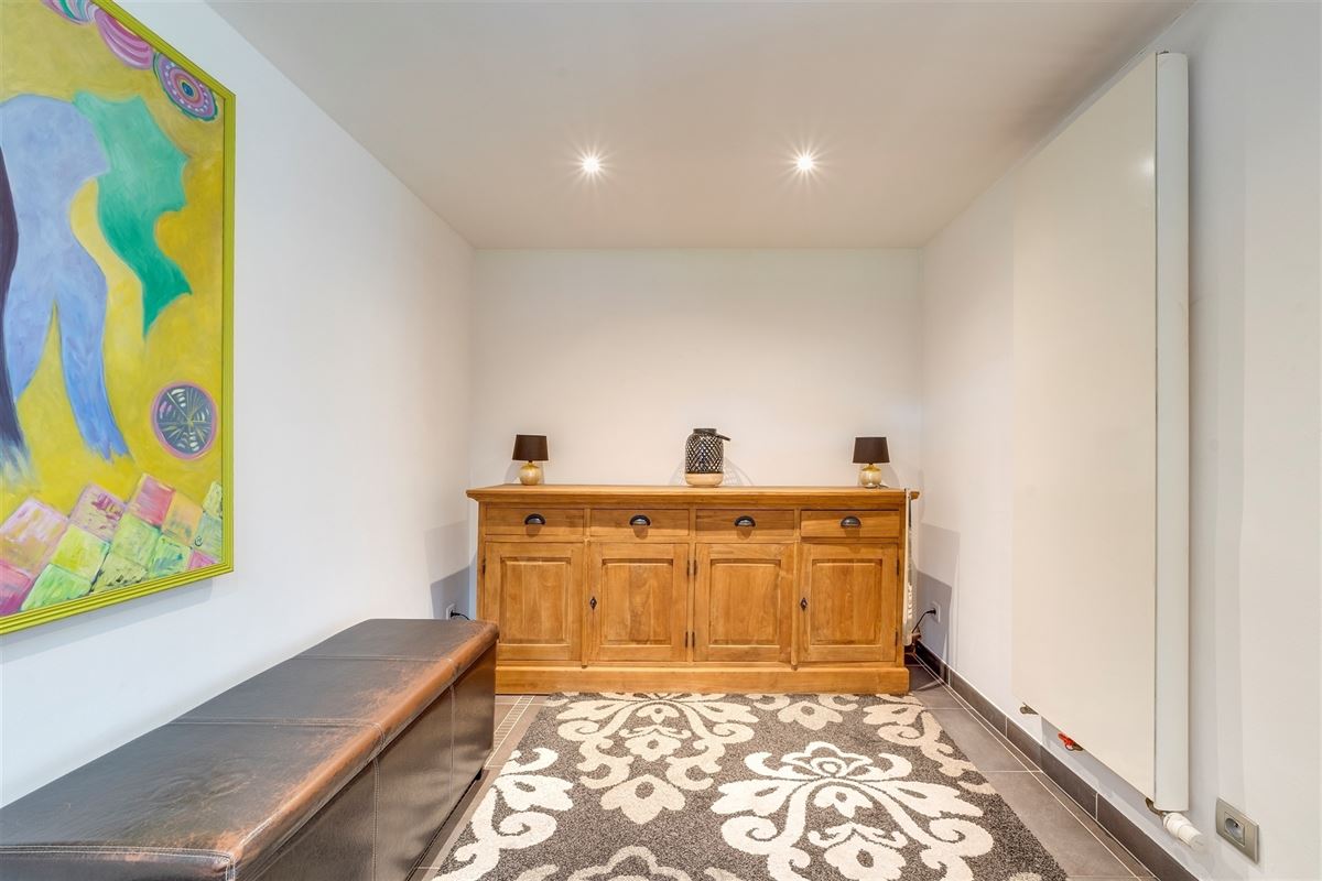 Magazijn (649m²) met woonst te koop in Wommelgem