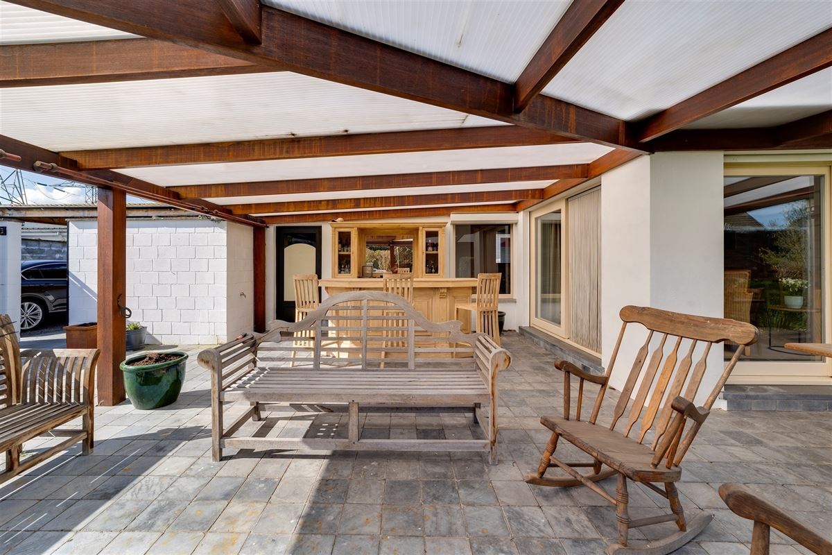 Magazijn (649m²) met woonst te koop in Wommelgem