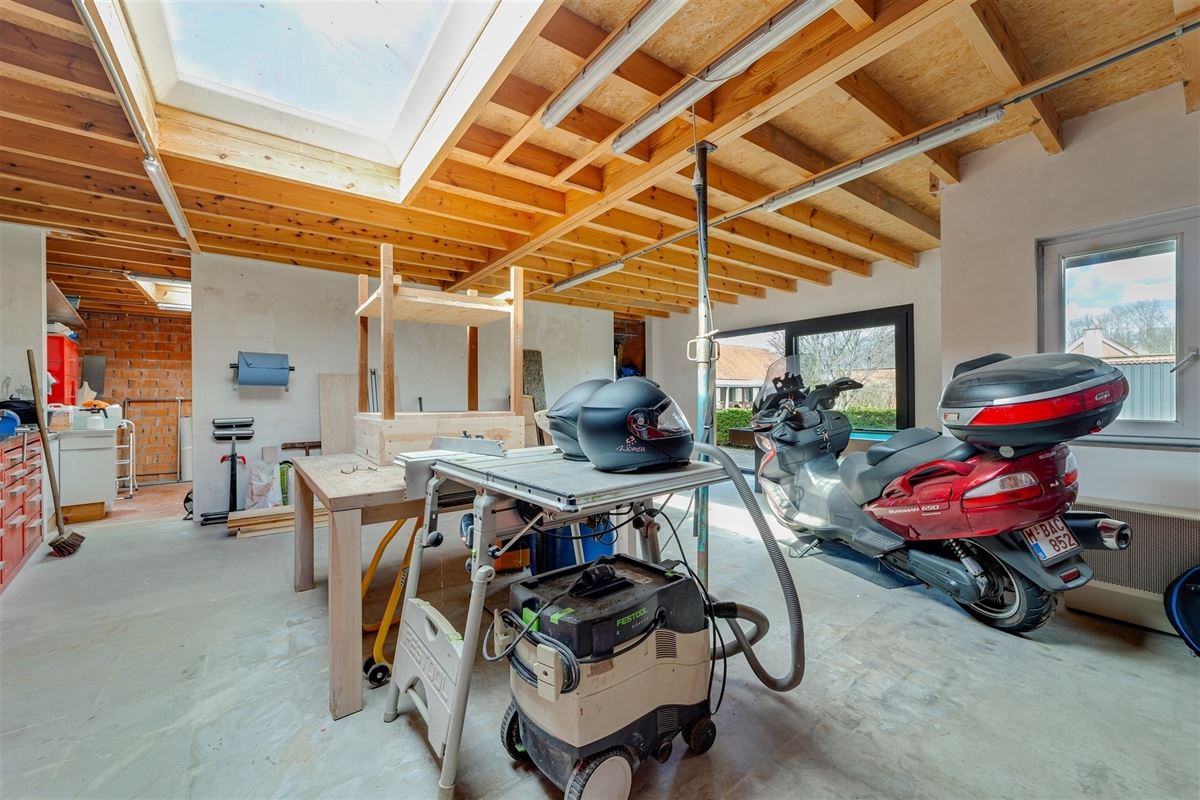 Magazijn (649m²) met woonst te koop in Wommelgem