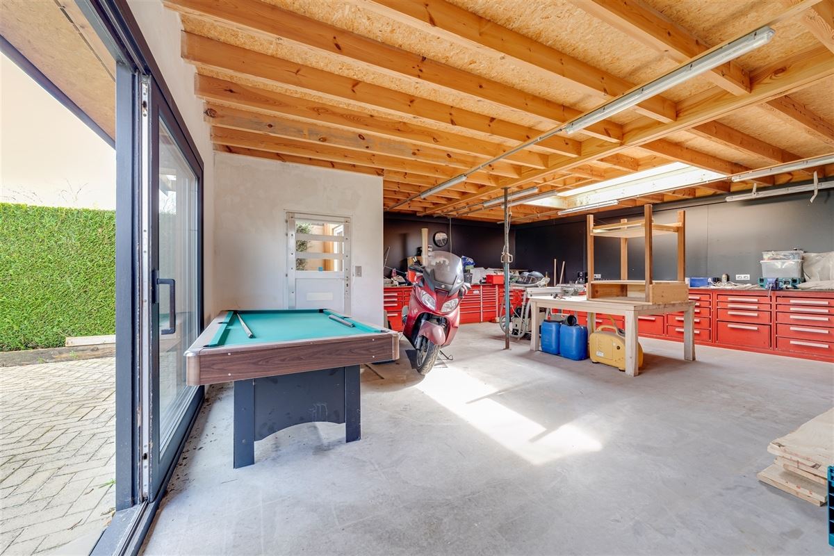 Magazijn (649m²) met woonst te koop in Wommelgem