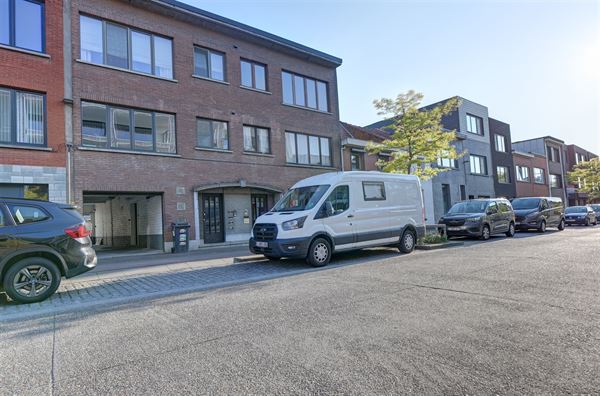 Leuk 2-slaapkamer appartement met terras en garagebox in Wilrijk