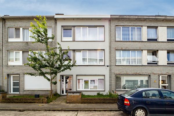 Vergund betonnen gebouw met 3 2 slk-appartementen