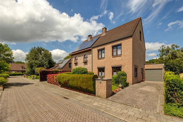 Instapklare halfopen bebouwing met tuin en garage