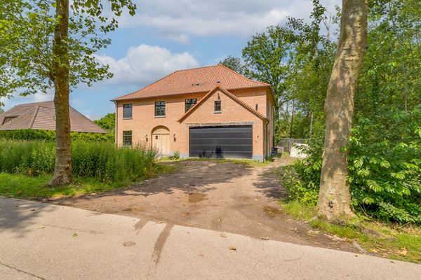 Villa op 1.907m² grond met 4 slpk, 2 badk en dubbele garage