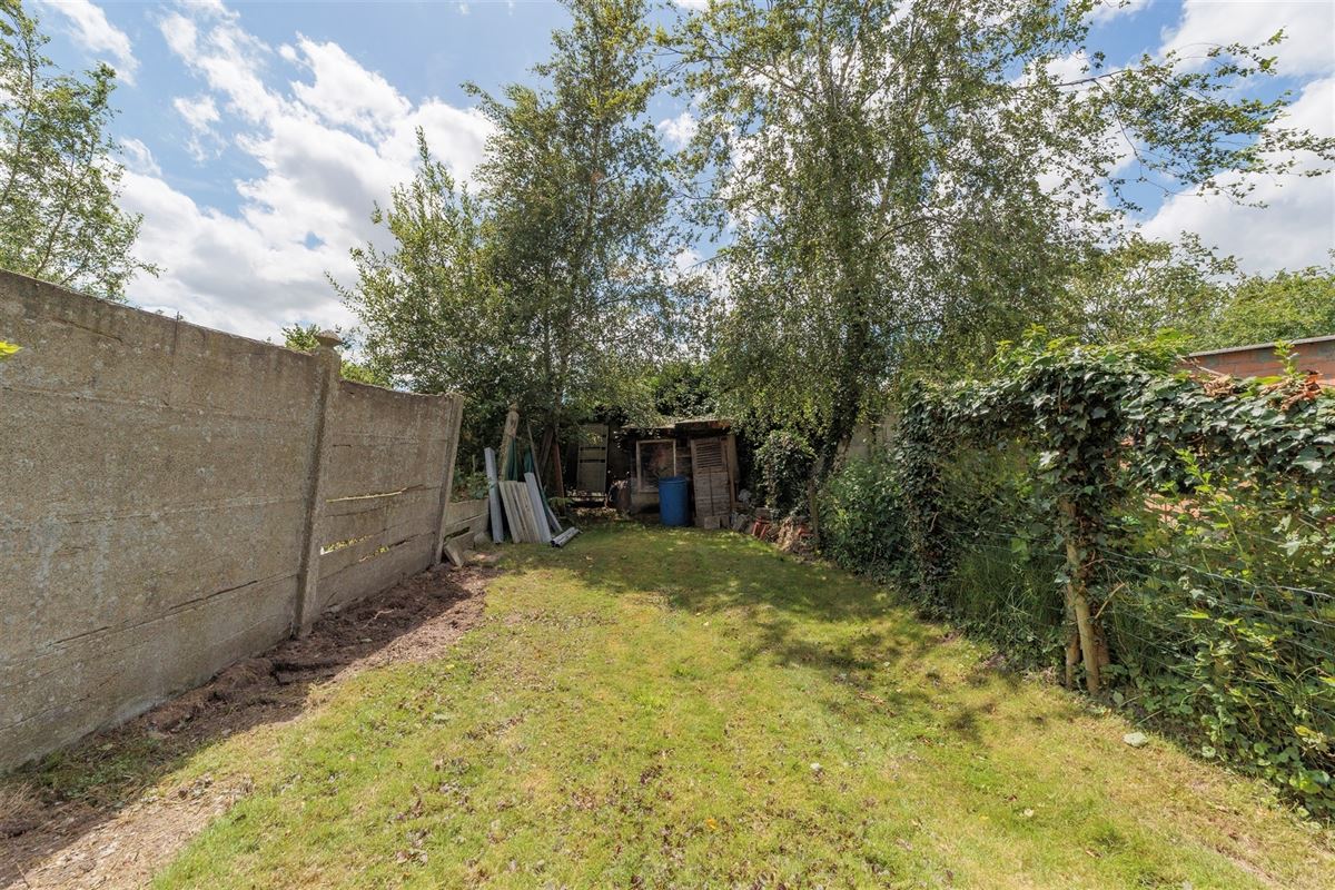Te renoveren huis met drie slaapkamers en grote tuin