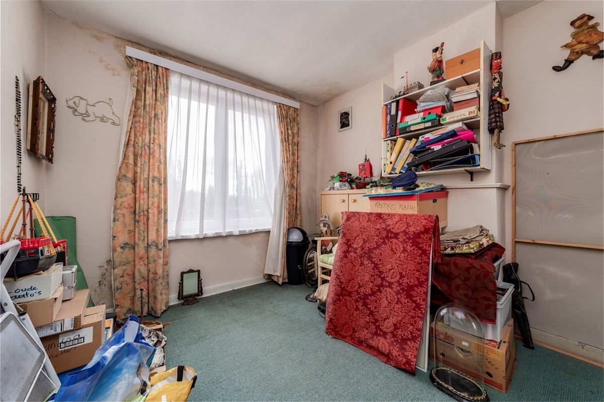 Te renoveren huis met drie slaapkamers en grote tuin