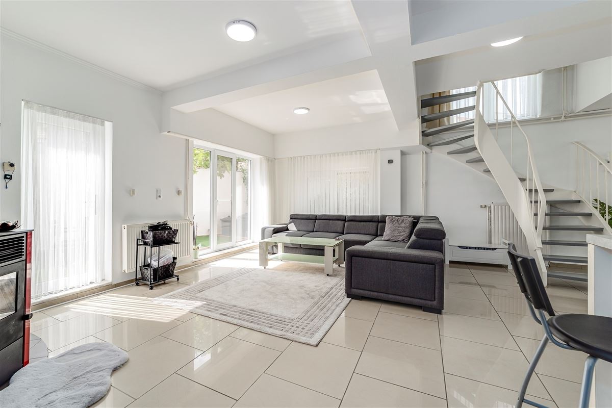 Huis (201m²) te Hoboken met 4 slaapkamers en 2 garages