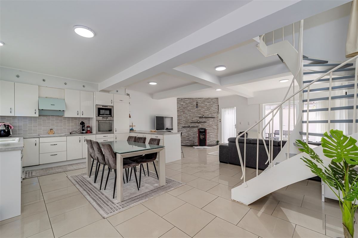 Huis te Hoboken met 4 slpk en 2 garages