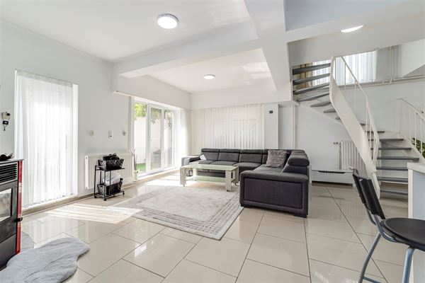 Huis (201m²) te Hoboken met 4 slaapkamers en 2 garages
