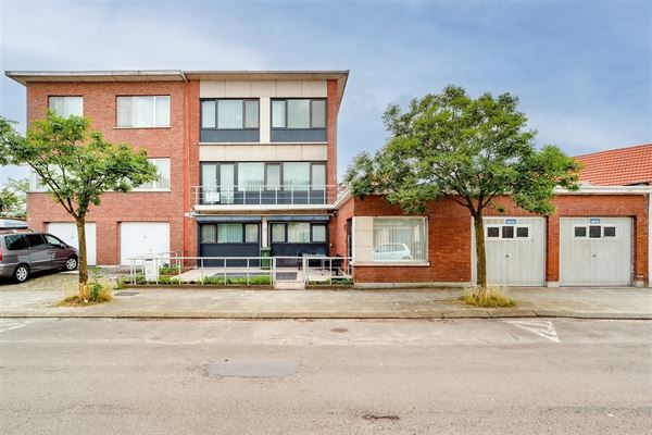 Huis (201m²) te Hoboken met 4 slaapkamers en 2 garages