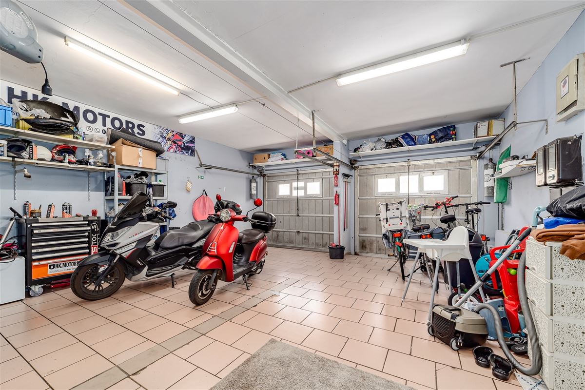 Huis te Hoboken met 4 slpk en 2 garages