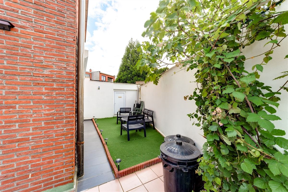 Huis te Hoboken met 4 slpk en 2 garages