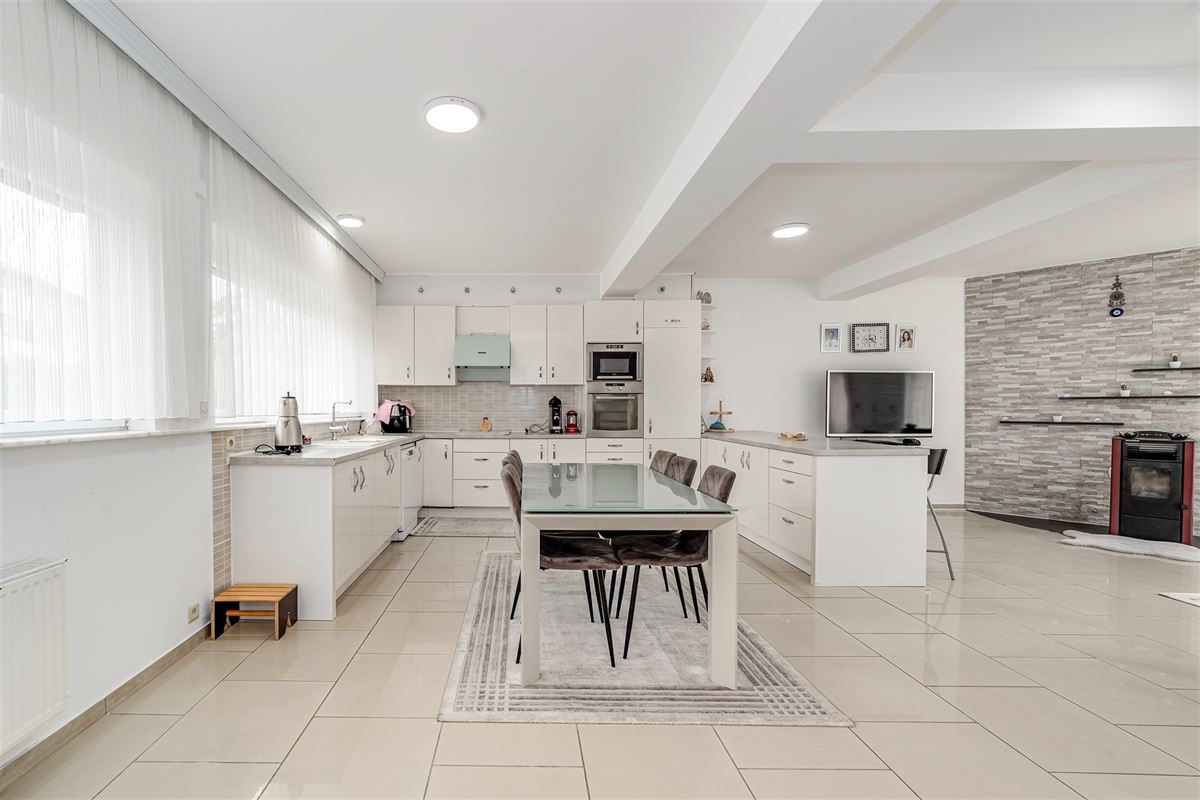 Huis te Hoboken met 4 slpk en 2 garages