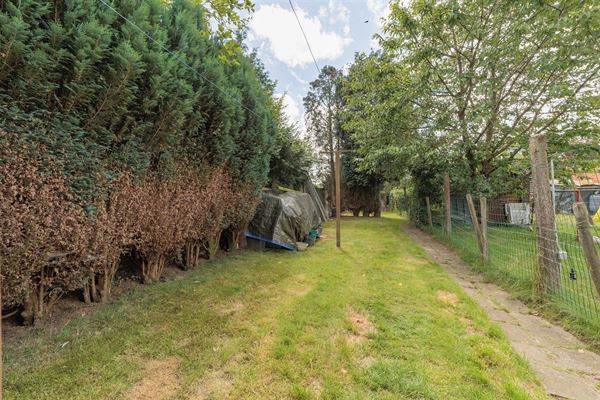 Te renoveren huis met drie slaapkamers en grote tuin