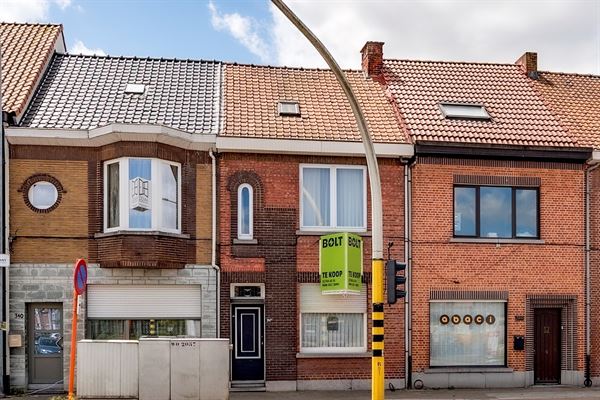 Te renoveren huis met drie slaapkamers en grote tuin