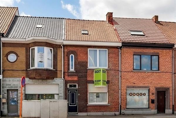 Te renoveren huis met drie slaapkamers en grote tuin