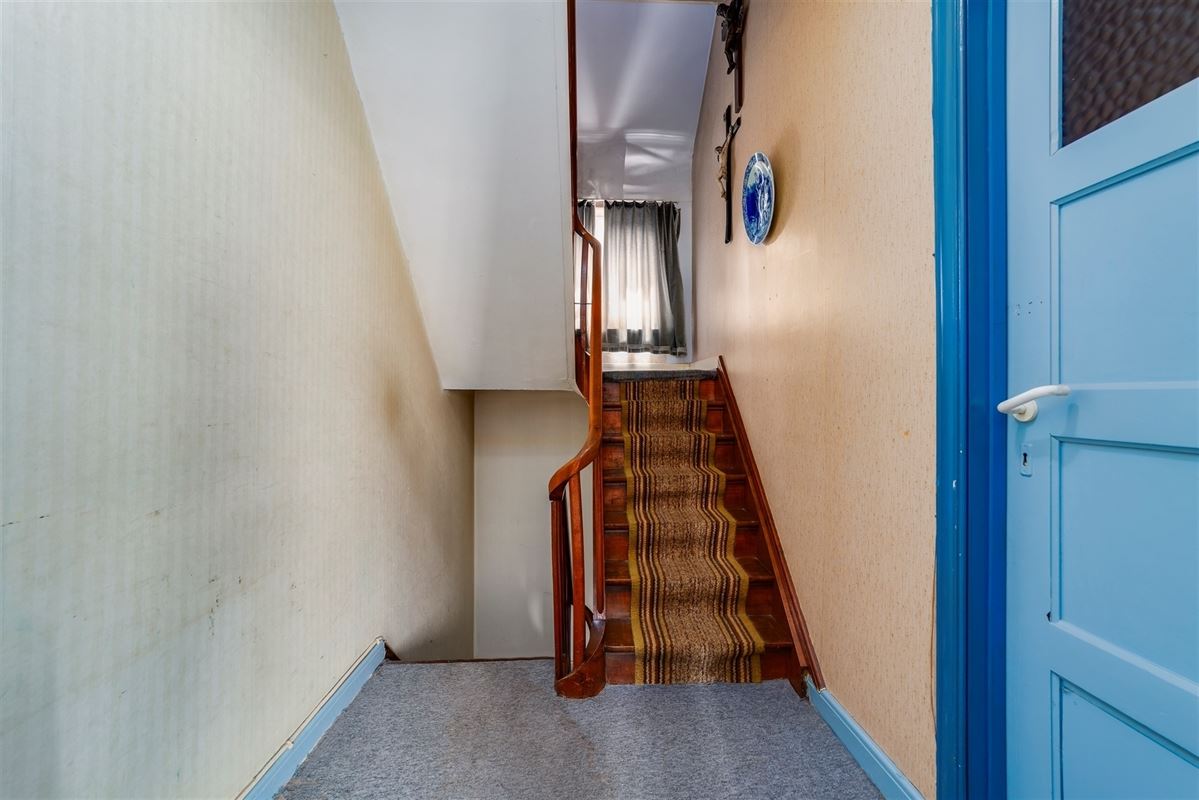 Te renoveren huis met drie slaapkamers en grote tuin