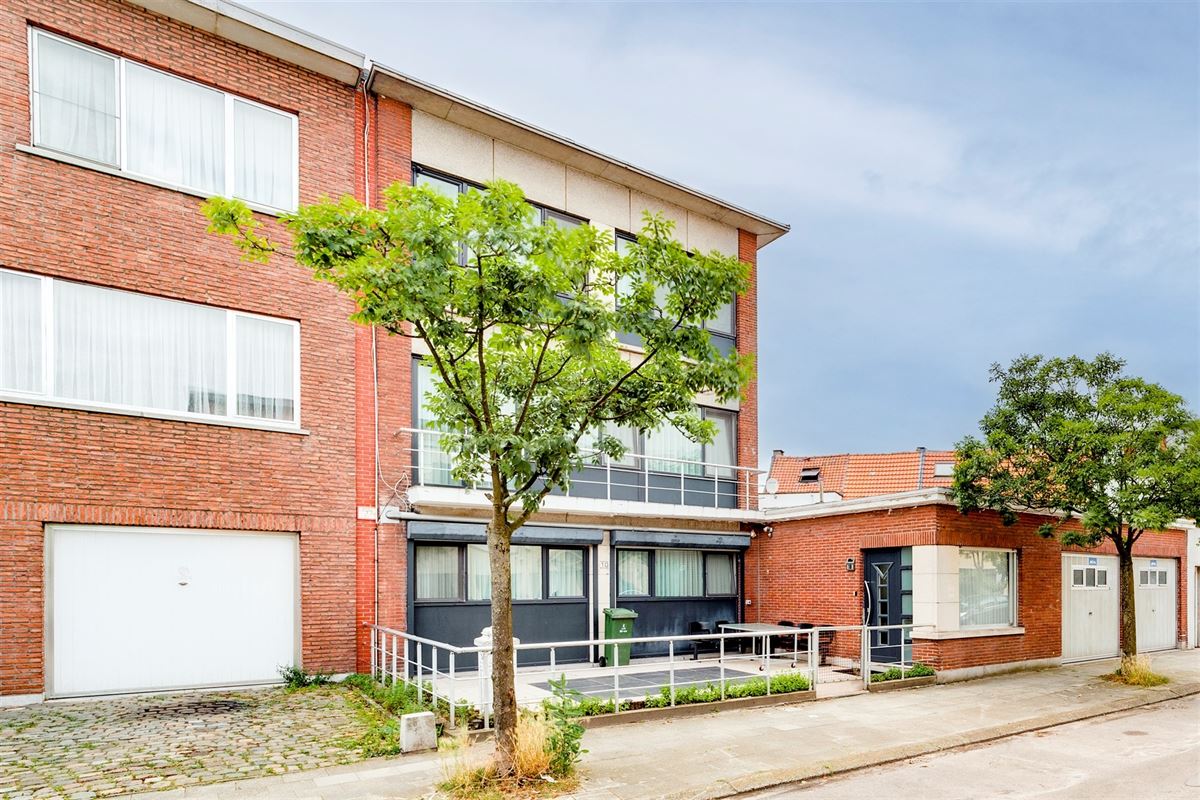 Huis (201m²) te Hoboken met 4 slaapkamers en 2 garages