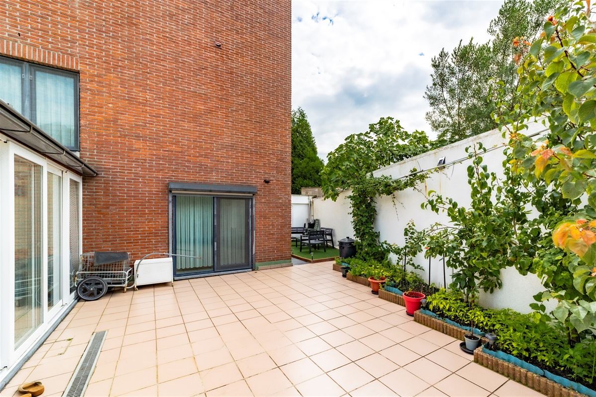 Huis te Hoboken met 4 slpk en 2 garages