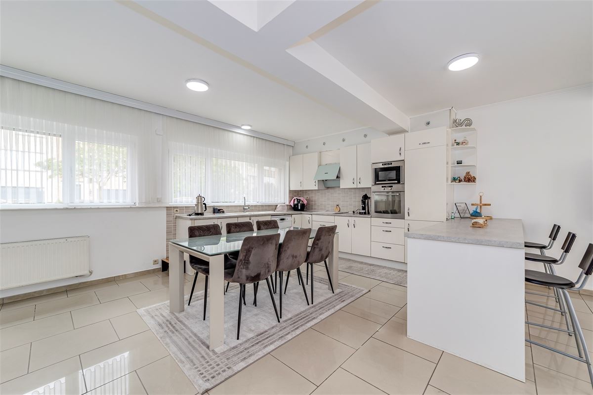 Huis te Hoboken met 4 slpk en 2 garages