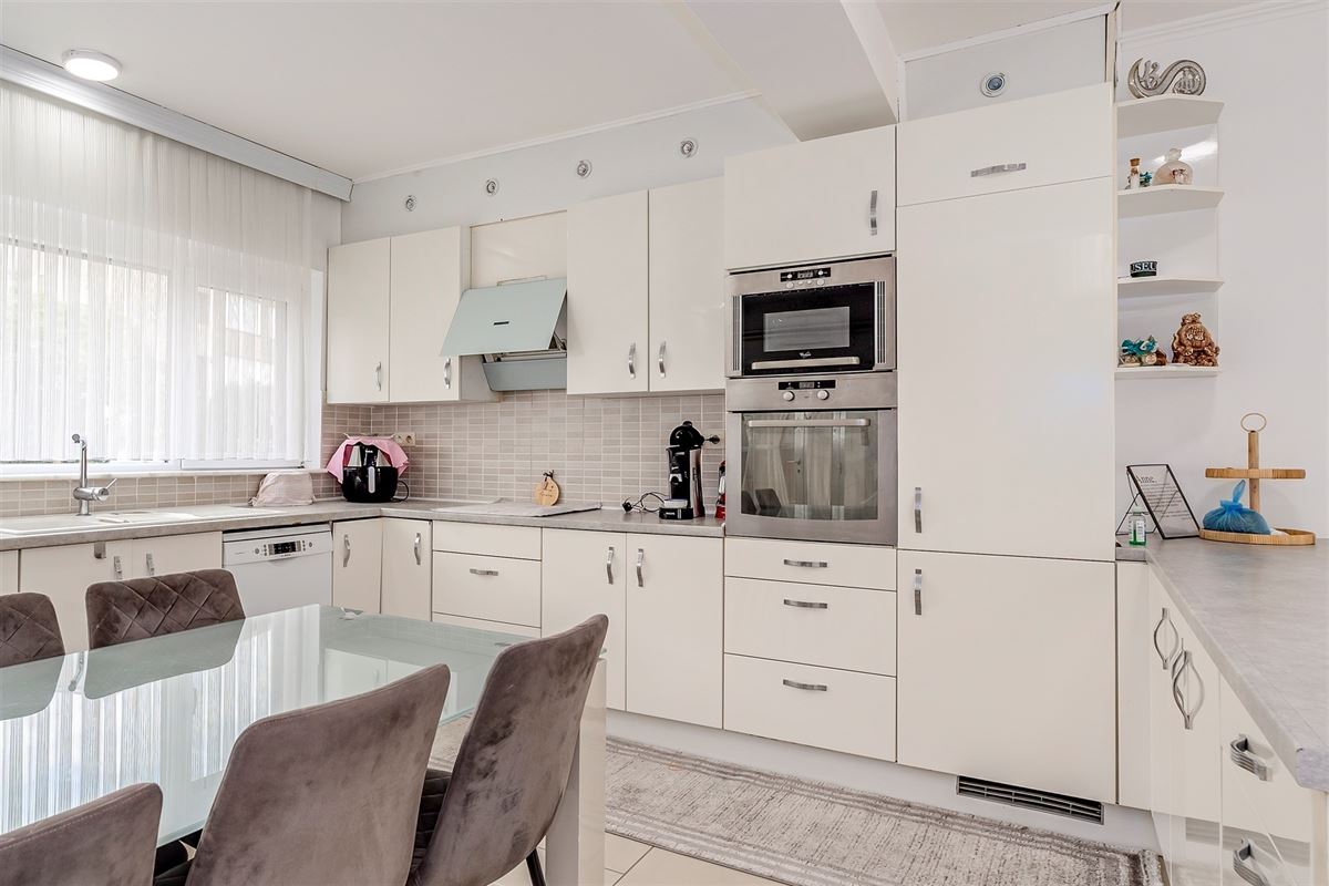 Huis te Hoboken met 4 slpk en 2 garages