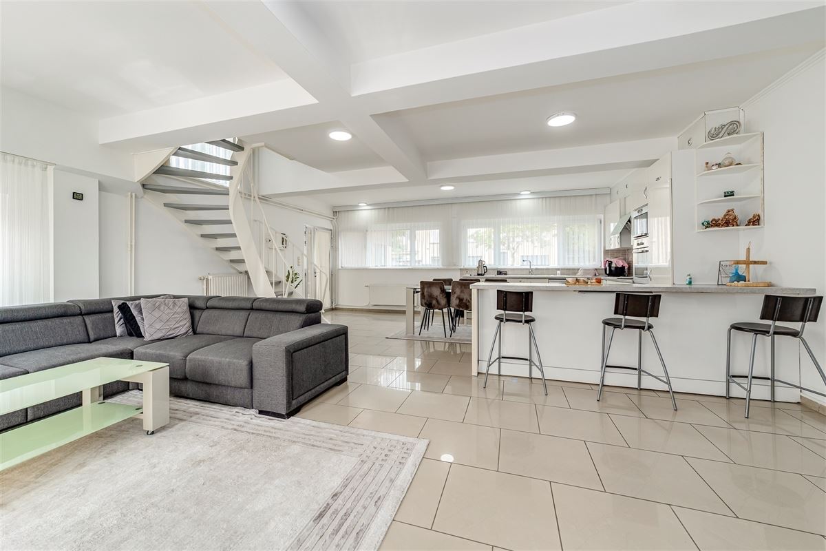 Huis (201m²) te Hoboken met 4 slaapkamers en 2 garages