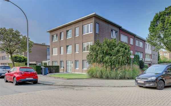 Gelijkvloers 2 slpk appartement met tuin en garagebox in Wilrijk