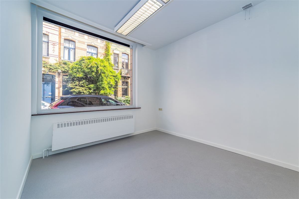 Ruim handelspand op een commerciële locatie in Antwerpen Berchem