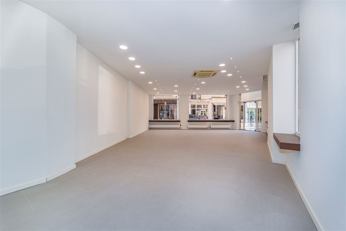 Ruim handelspand op een commerciële locatie in Antwerpen Berchem