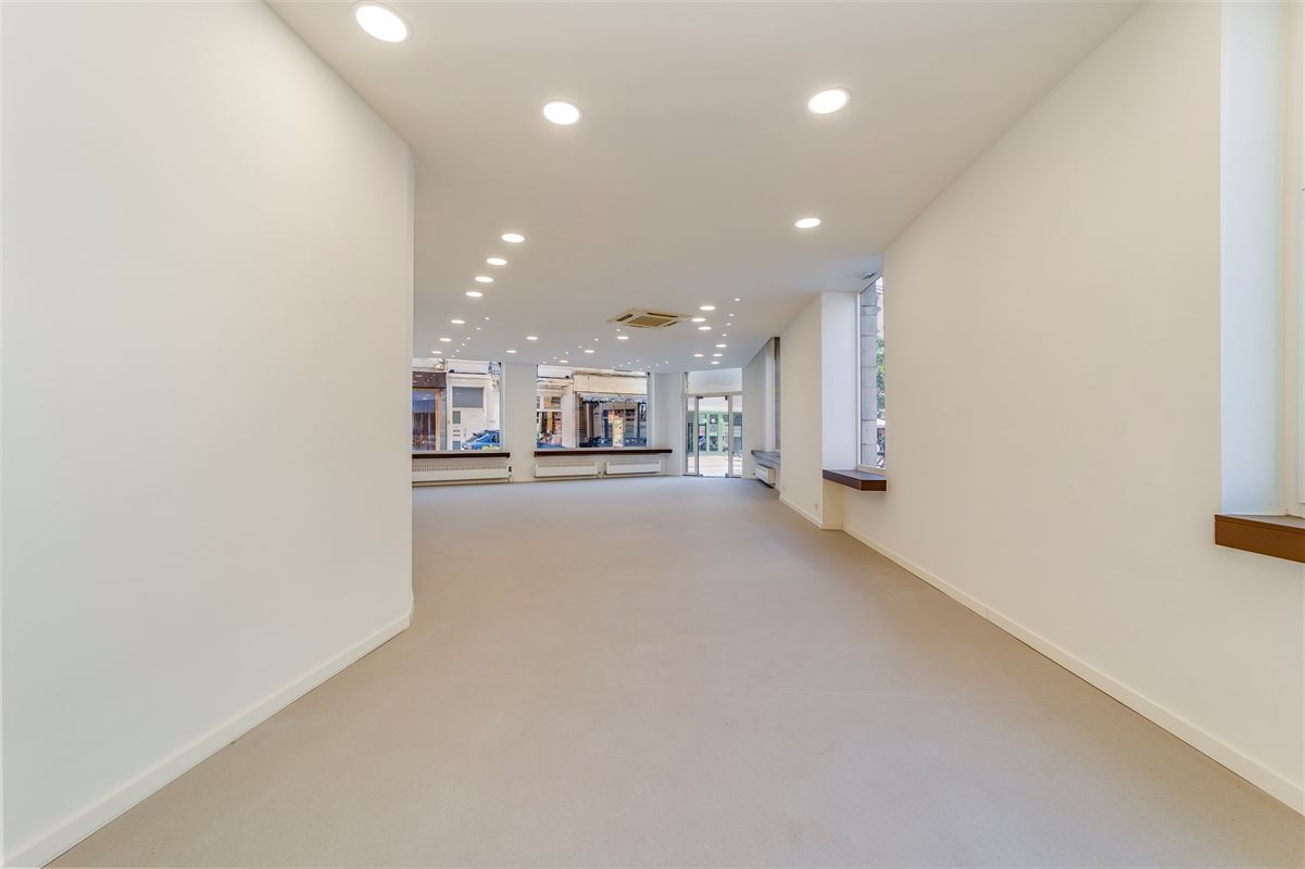 Ruim handelspand op een commerciële locatie in Antwerpen Berchem