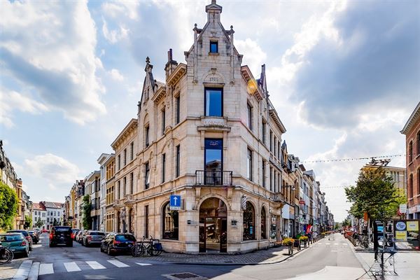 Ruim handelspand op een commerciële locatie in Antwerpen Berchem
