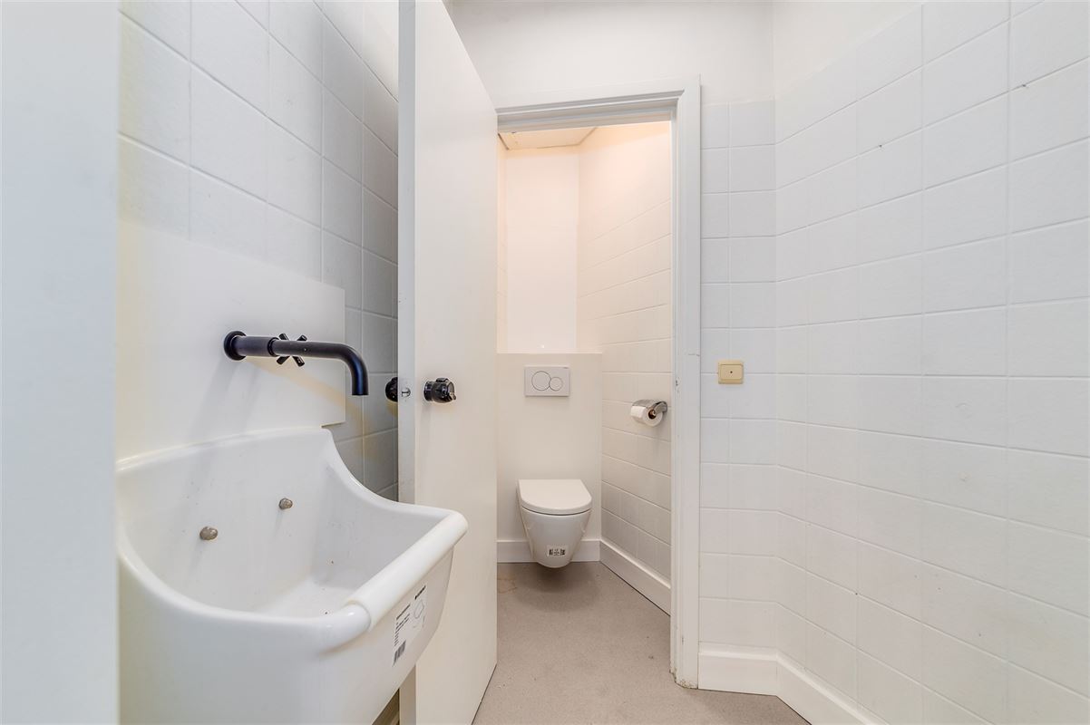 Ruim handelspand op een commerciële locatie in Antwerpen Berchem