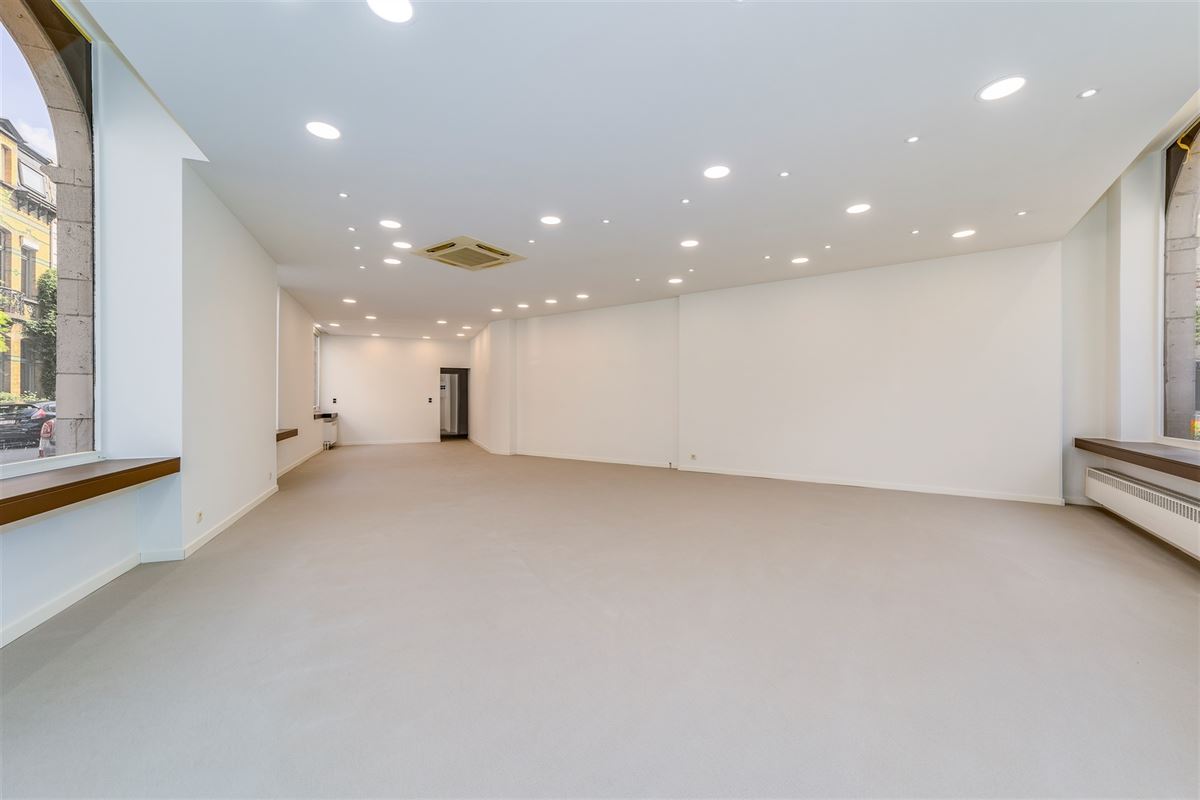 Ruim handelspand op een commerciële locatie in Antwerpen Berchem