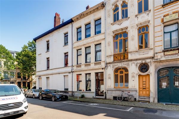 Te renoveren herenwoning met mog 6 slk + koer