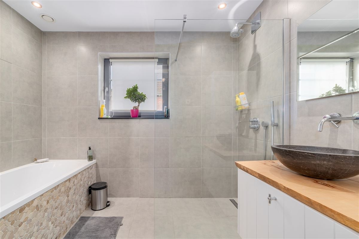 Recente OB met 4 slk op 2200 m² met 2 paardenstallen