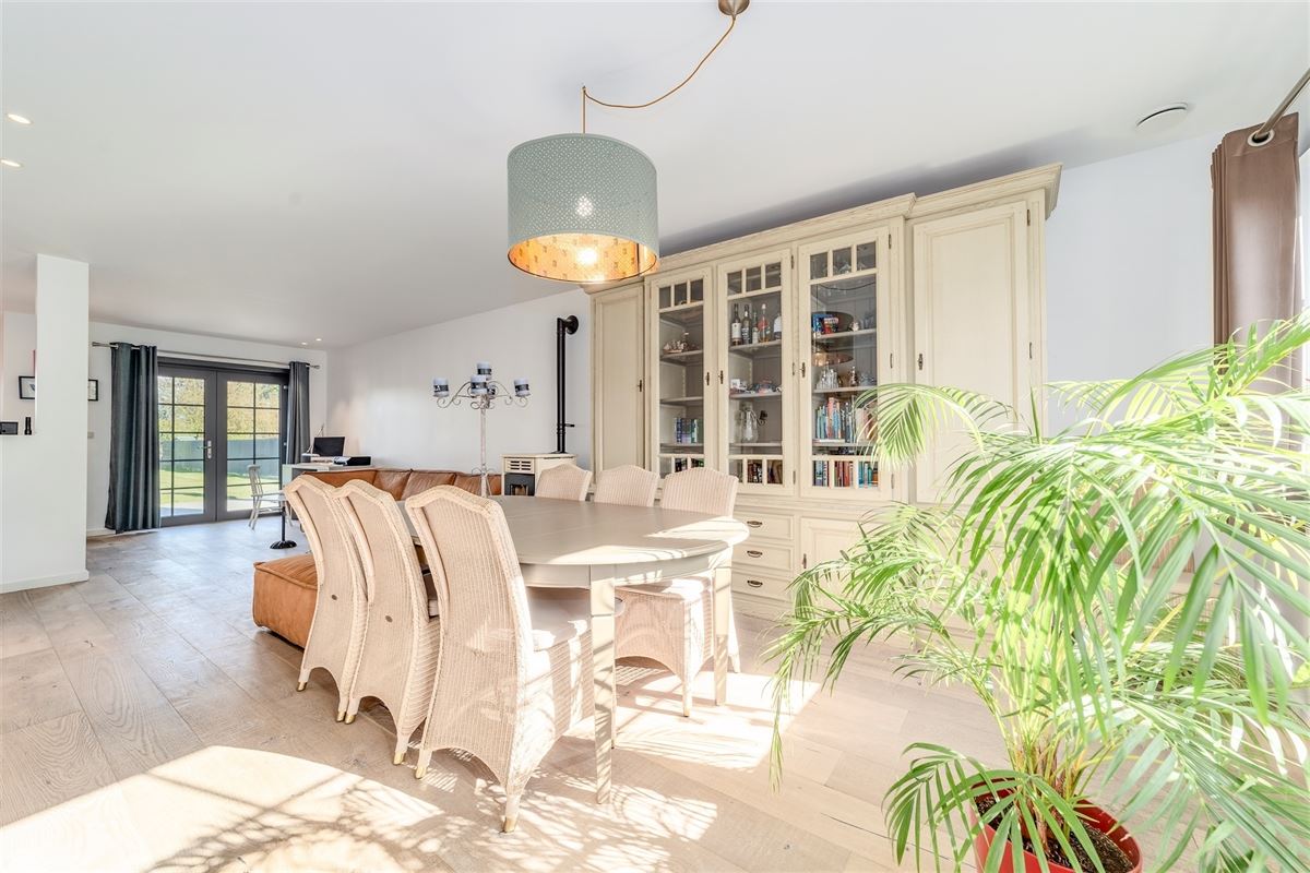 Recente OB met 4 slk op 2200 m² met 2 paardenstallen