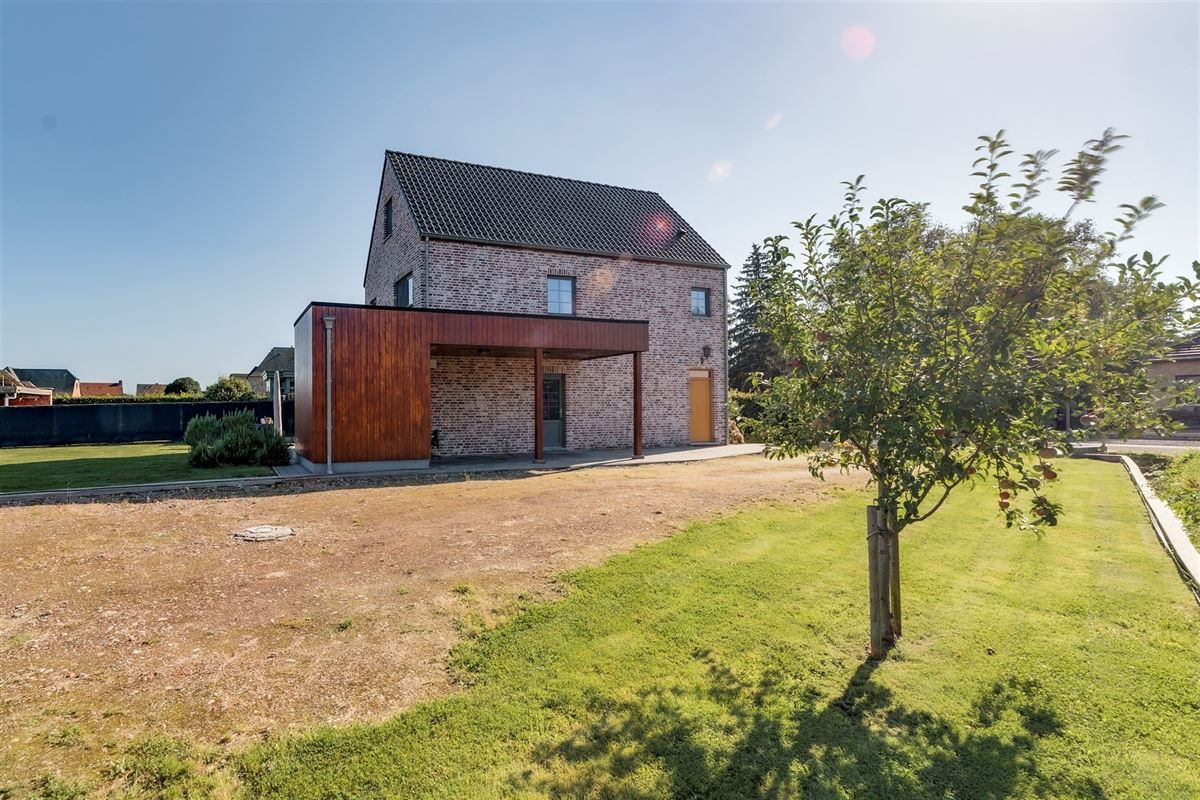 Recente OB met 4 slk op 2200 m² met 2 paardenstallen