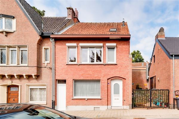 Op te frissen huis op een rustige locatie mét garagebox