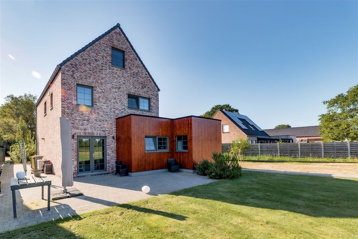 Recente OB met 4 slk op 2200 m² met 2 paardenstallen