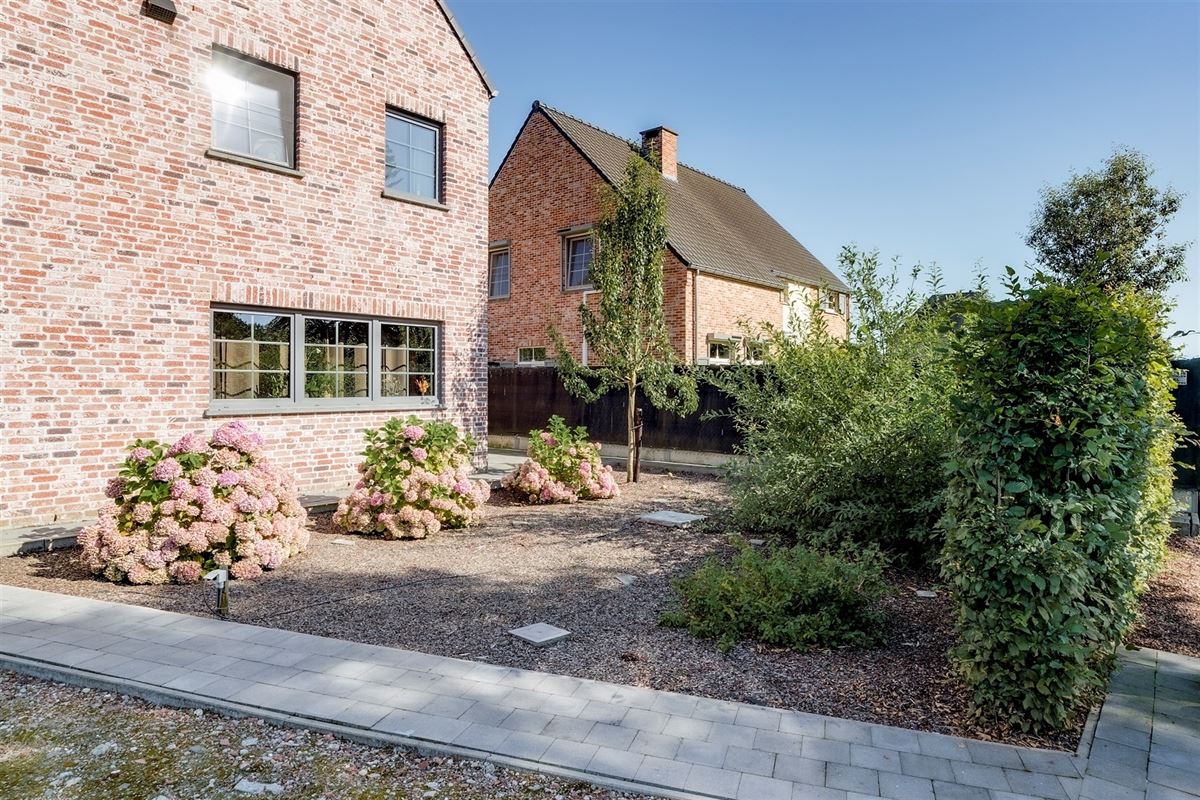 Recente OB met 4 slk op 2200 m² met 2 paardenstallen