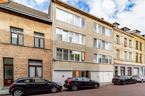 Opbrengsteigendom met 6 appt + magazijn + 2 garageboxen
