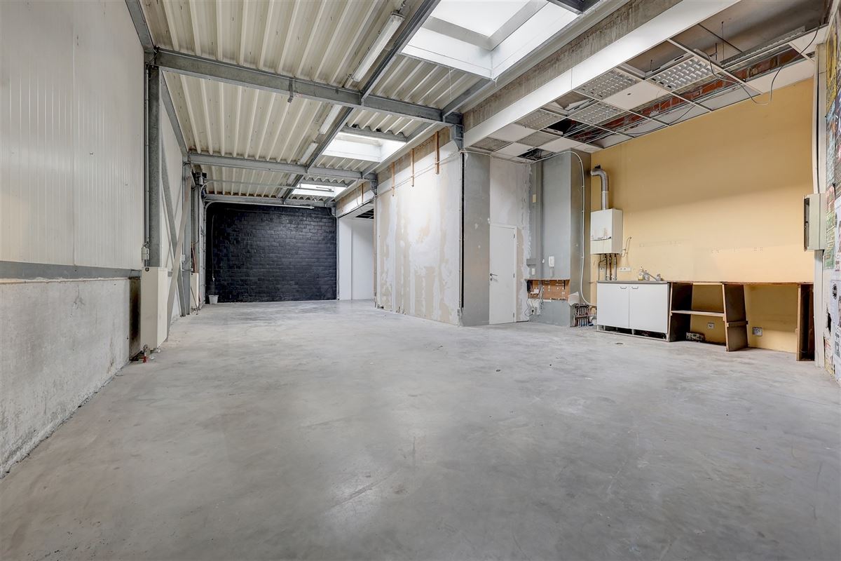 Kantoor/opslagruimte met 4 staanplaatsen te huur in Antwerpen