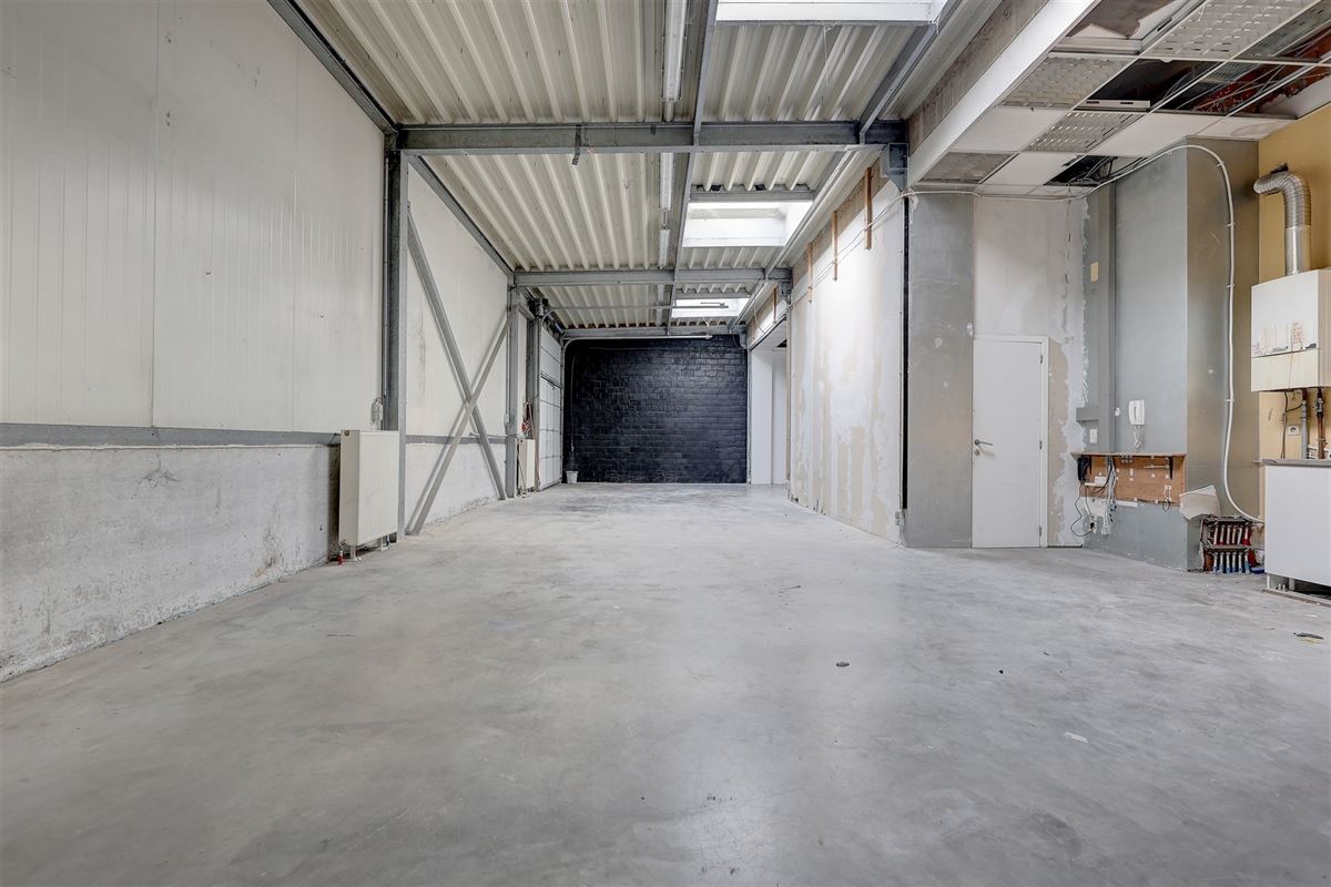 Kantoor/opslagruimte met 4 staanplaatsen te huur in Antwerpen