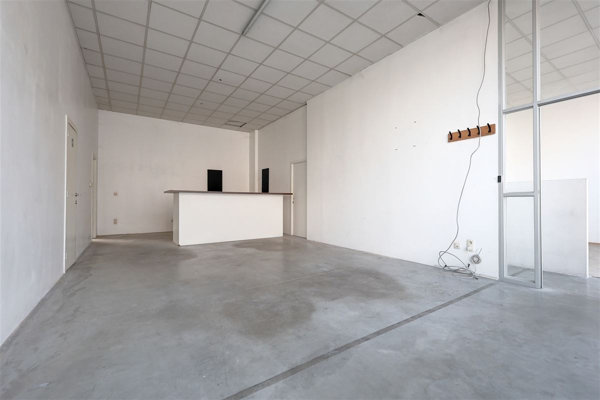 Kantoor/opslagruimte met 4 staanplaatsen te huur in Antwerpen