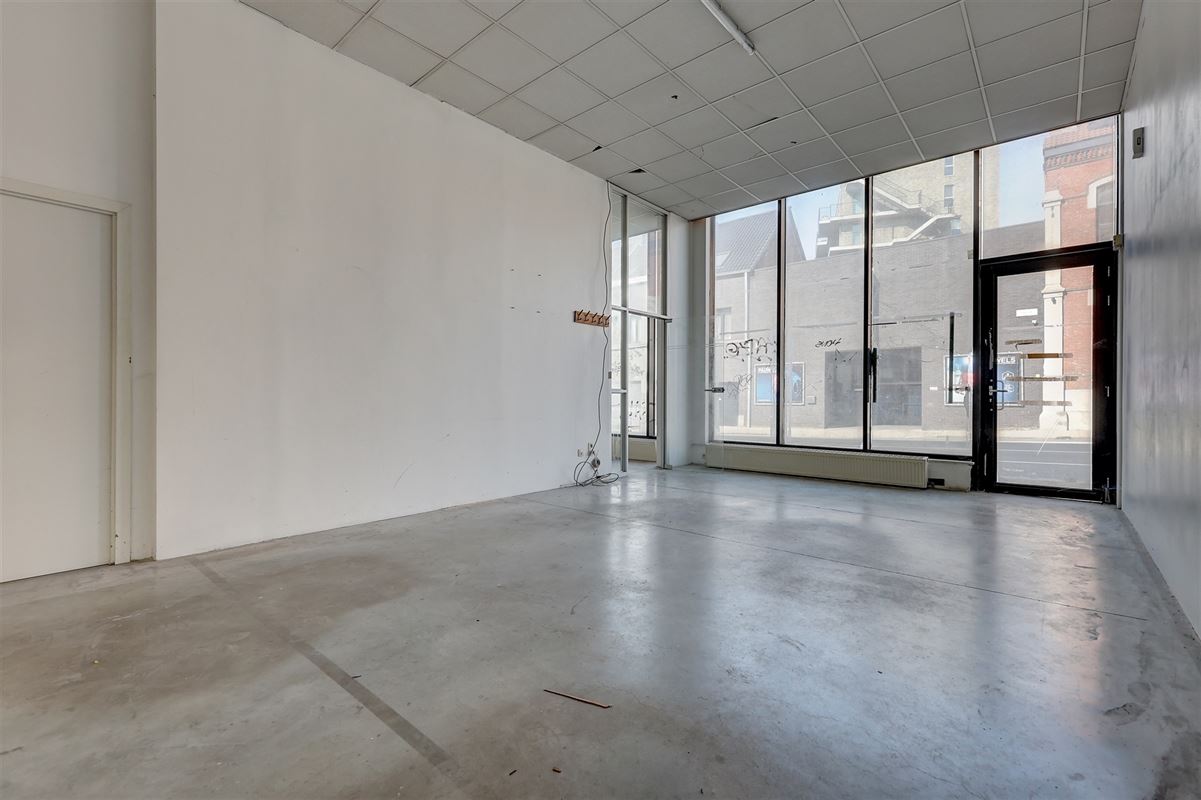 Kantoor/opslagruimte met 4 staanplaatsen te huur in Antwerpen